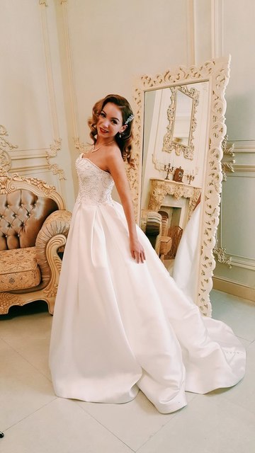 С аксессуарами / Цветами / Фатой, Локоны / Локоны на один бок от Свадебный стилист-визажист Алёна Рей 3