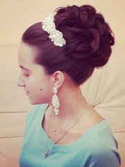 Высокие / Собранные, Пучок, С аксессуарами / Цветами / Фатой от Свадебный стилист-визажист Алёна Рей 1