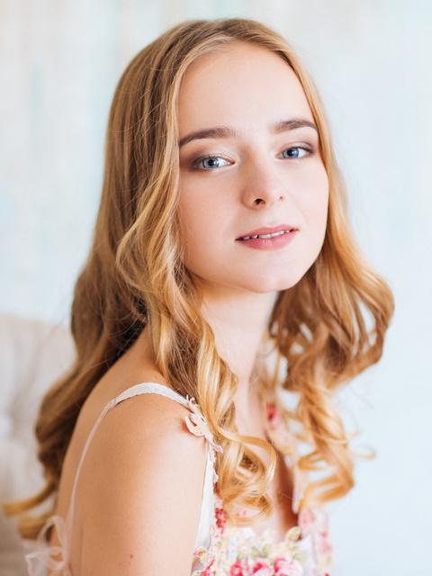 Распущенные, Локоны / Локоны на один бок от Свадебный стилист-визажист Алёна Рей 2