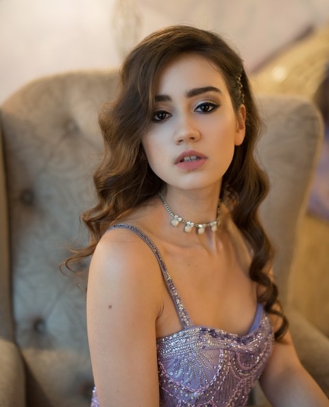 С аксессуарами / Цветами / Фатой, Пучок, Волны, Локоны / Локоны на один бок от Свадебный стилист-визажист Алёна Рей 2