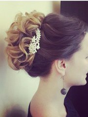 Высокие / Собранные, Локоны / Локоны на один бок, Пучок, С аксессуарами / Цветами / Фатой от Свадебный стилист-визажист Алёна Рей 1