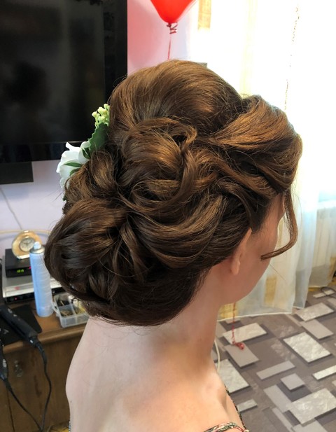 Высокие / Собранные, С аксессуарами / Цветами / Фатой, С плетением, Коса / Коса-пучок, Локоны / Локоны на один бок от Свадебный стилист Кристина Ковальская 3