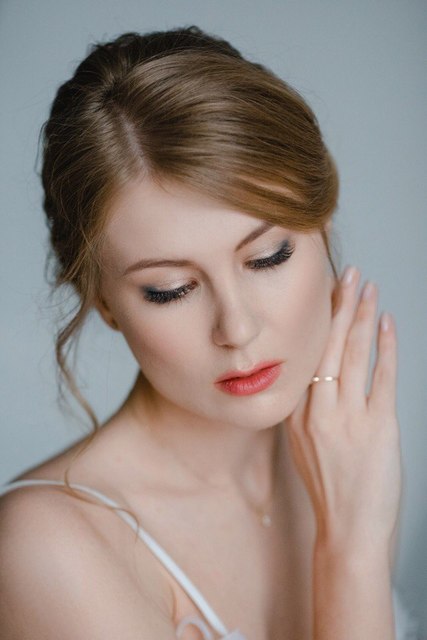 Высокие / Собранные, С аксессуарами / Цветами / Фатой, Пучок, С плетением от Свадебный стилист Аманова Ольга 2