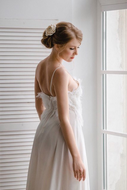 Высокие / Собранные, С аксессуарами / Цветами / Фатой, Пучок, С плетением от Свадебный стилист Аманова Ольга 3