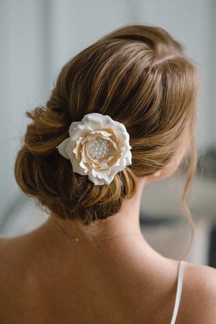 Высокие / Собранные, С аксессуарами / Цветами / Фатой, Пучок, С плетением от Свадебный стилист Аманова Ольга 4