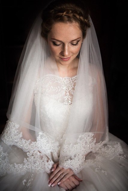 Высокие / Собранные, С аксессуарами / Цветами / Фатой, Пучок, С плетением от Свадебный стилист Аманова Ольга 2