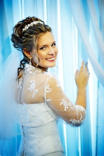 Высокие / Собранные, С аксессуарами / Цветами / Фатой, Пучок от Свадебный стилист-визажист Елена Плетнер 2