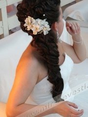 Коса / Коса-пучок, Локоны / Локоны на один бок, С аксессуарами / Цветами / Фатой от Свадебный стилист-визажист Елена Плетнер 1