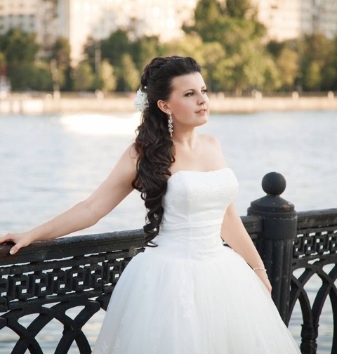 С аксессуарами / Цветами / Фатой, Коса / Коса-пучок, Локоны / Локоны на один бок от Свадебный стилист-визажист Елена Плетнер 2