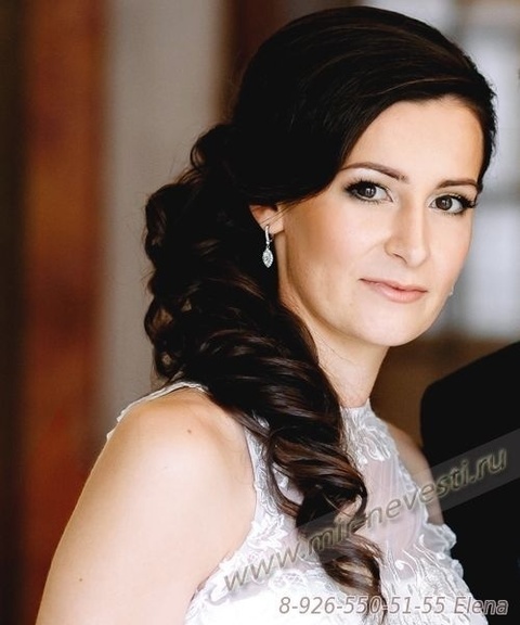 Высокие / Собранные, С аксессуарами / Цветами / Фатой, Локоны / Локоны на один бок от Свадебный стилист-визажист Елена Плетнер 2