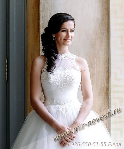 Высокие / Собранные, С аксессуарами / Цветами / Фатой, Локоны / Локоны на один бок от Свадебный стилист-визажист Елена Плетнер 3