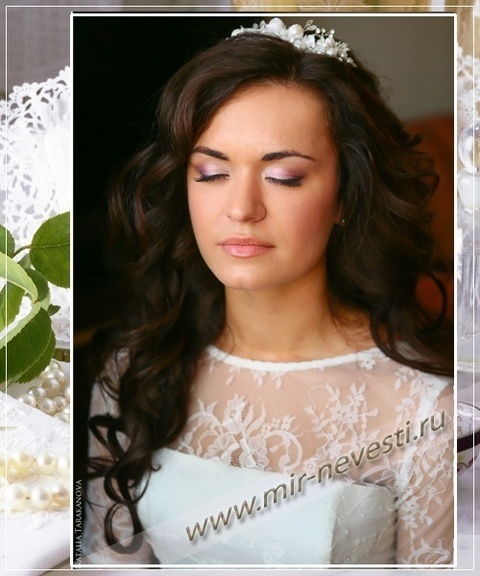 С аксессуарами / Цветами / Фатой, Локоны / Локоны на один бок от Свадебный стилист-визажист Елена Плетнер 2