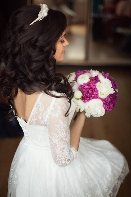 С аксессуарами / Цветами / Фатой, Локоны / Локоны на один бок от Свадебный стилист-визажист Елена Плетнер 3