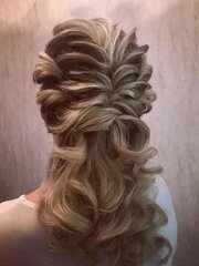 В греческом стиле, Высокие / Собранные, Локоны / Локоны на один бок, С плетением от Свадебный стилист-визажист Арменуи Шатверян 1