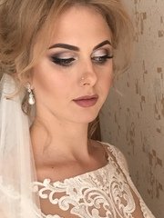 Высокие / Собранные, Локоны / Локоны на один бок, Пучок, С аксессуарами / Цветами / Фатой от Свадебный стилист-визажист Арменуи Шатверян 2