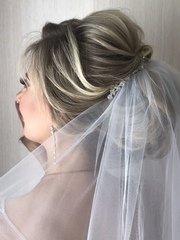 Высокие / Собранные, Локоны / Локоны на один бок, Пучок, С аксессуарами / Цветами / Фатой от Свадебный стилист-визажист Арменуи Шатверян 2