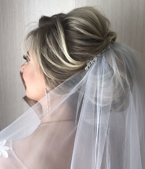 Высокие / Собранные, С аксессуарами / Цветами / Фатой, Пучок, Локоны / Локоны на один бок от Свадебный стилист-визажист Арменуи Шатверян 2