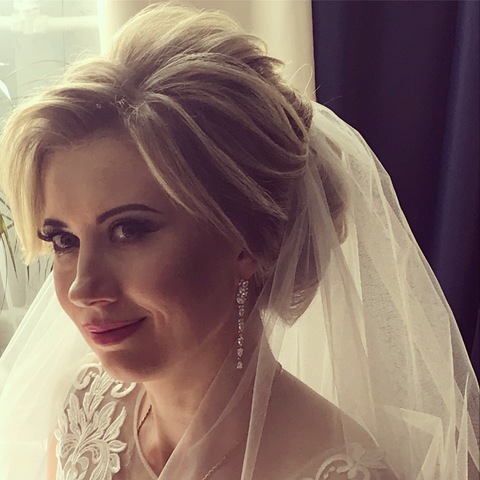 Высокие / Собранные, С аксессуарами / Цветами / Фатой, Пучок, Локоны / Локоны на один бок от Свадебный стилист-визажист Арменуи Шатверян 3