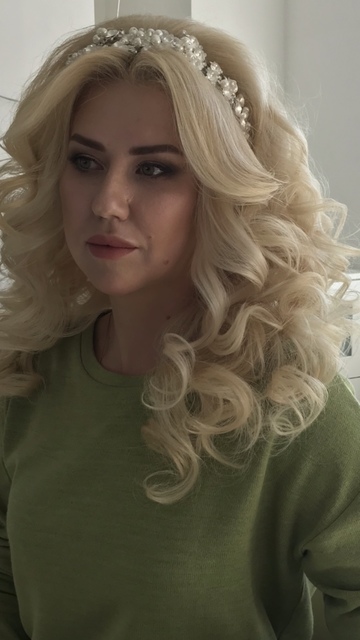 С аксессуарами / Цветами / Фатой, Распущенные, Локоны / Локоны на один бок от Свадебный стилист-визажист Арменуи Шатверян 2