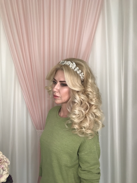 С аксессуарами / Цветами / Фатой, Распущенные, Локоны / Локоны на один бок от Свадебный стилист-визажист Арменуи Шатверян 4