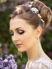 Высокие / Собранные, Пучок, С аксессуарами / Цветами / Фатой от Свадебный стилист Наталья Алифанова 1