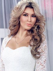 Локоны / Локоны на один бок, Распущенные, С аксессуарами / Цветами / Фатой от Свадебный стилист Наталья Алифанова 1