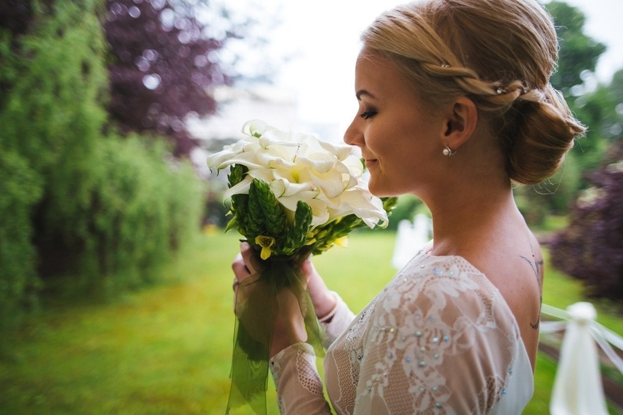 С аксессуарами / Цветами / Фатой, Пучок, С плетением от Свадебный стилист Наталья Алифанова 2