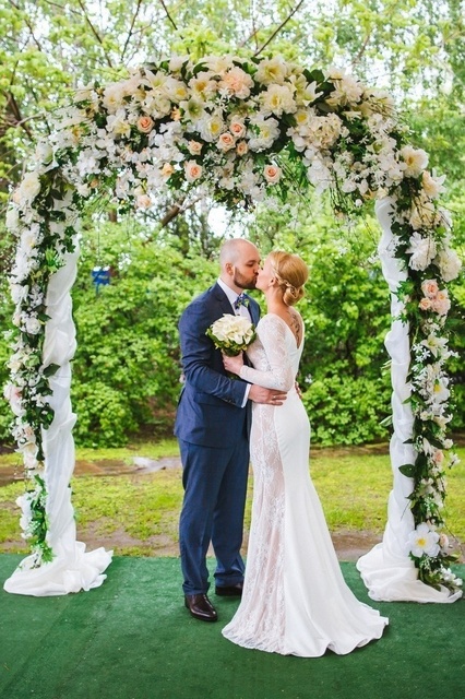 С аксессуарами / Цветами / Фатой, Пучок, С плетением от Свадебный стилист Наталья Алифанова 3