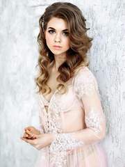 Волны, Локоны / Локоны на один бок, С аксессуарами / Цветами / Фатой от Свадебный стилист Наталья Алифанова 1