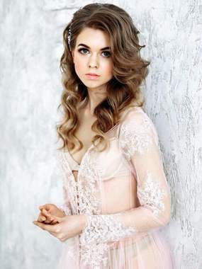 Волны, Локоны / Локоны на один бок, С аксессуарами / Цветами / Фатой от Свадебный стилист Наталья Алифанова 1