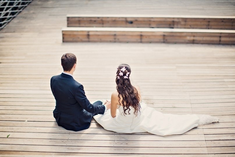 Высокие / Собранные, С аксессуарами / Цветами / Фатой, Локоны / Локоны на один бок от Свадебный стилист Наталья Алифанова 2