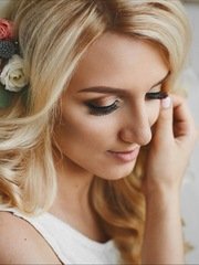 Локоны / Локоны на один бок, Распущенные, С аксессуарами / Цветами / Фатой от Свадебный стилист Наталья Алифанова 1