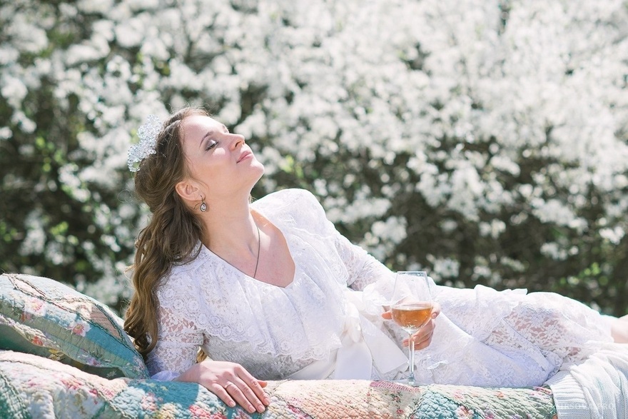 Высокие / Собранные, С аксессуарами / Цветами / Фатой, Распущенные, С плетением, Локоны / Локоны на один бок от Свадебный стилист Наталья Сильвер 2