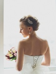 Высокие / Собранные, Коса / Коса-пучок, С аксессуарами / Цветами / Фатой, С плетением от Свадебный стилист Наталья Сильвер 2