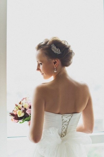 Высокие / Собранные, С аксессуарами / Цветами / Фатой, С плетением, Коса / Коса-пучок от Свадебный стилист Наталья Сильвер 2