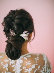 Высокие / Собранные, Коса / Коса-пучок, Пучок, С аксессуарами / Цветами / Фатой, С плетением от Свадебный стилист Наталья Сильвер 2