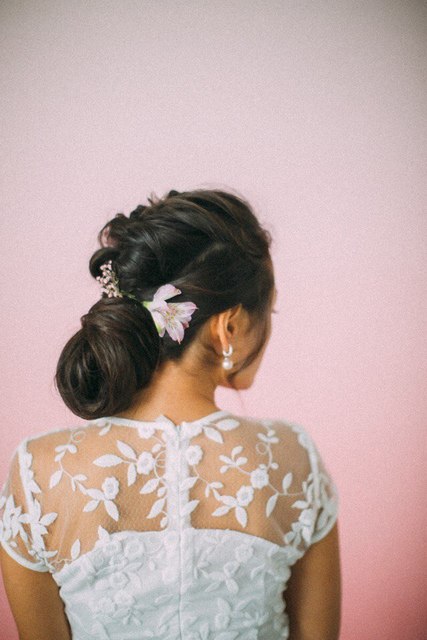 Высокие / Собранные, С аксессуарами / Цветами / Фатой, Пучок, С плетением, Коса / Коса-пучок от Свадебный стилист Наталья Сильвер 3