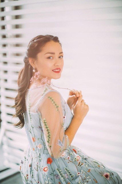 Распущенные, С плетением, Локоны / Локоны на один бок от Свадебный стилист Наталья Сильвер 3