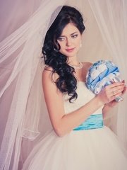 Высокие / Собранные, Локоны / Локоны на один бок, С аксессуарами / Цветами / Фатой от Свадебный стилист-визажист Кудрявцева Мария 1