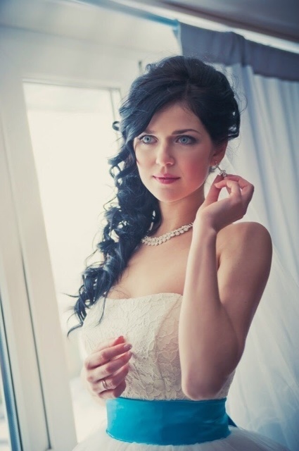 Высокие / Собранные, С аксессуарами / Цветами / Фатой, Локоны / Локоны на один бок от Свадебный стилист-визажист Кудрявцева Мария 2