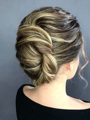 Высокие / Собранные, Локоны / Локоны на один бок, Пучок от Свадебный стилист-визажист Кудрявцева Мария 2