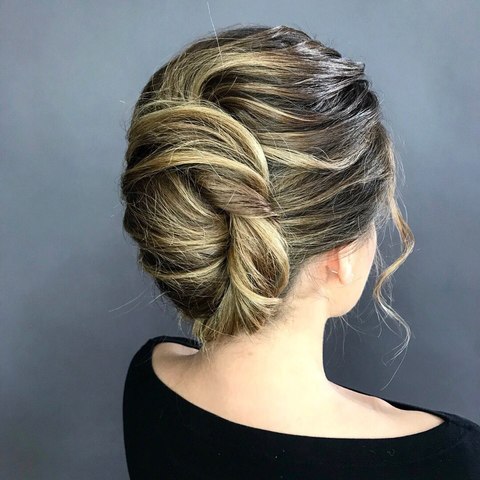 Высокие / Собранные, Пучок, Локоны / Локоны на один бок от Свадебный стилист-визажист Кудрявцева Мария 2