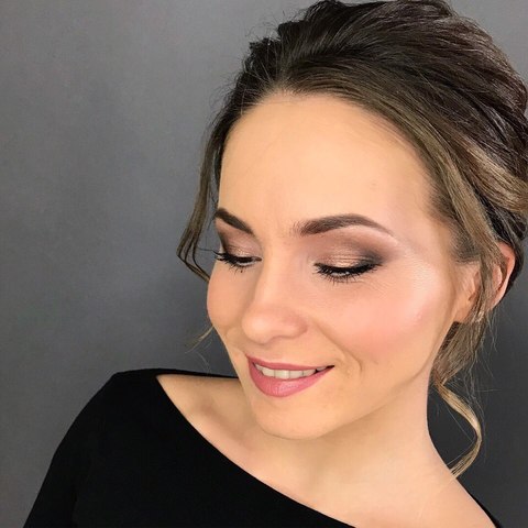 Высокие / Собранные, Пучок, Локоны / Локоны на один бок от Свадебный стилист-визажист Кудрявцева Мария 3