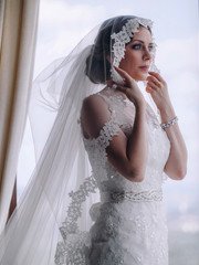 Высокие / Собранные, Пучок, С аксессуарами / Цветами / Фатой от Свадебный стилист Катерина Грищенко 1