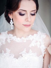 Высокие / Собранные, Пучок, С аксессуарами / Цветами / Фатой от Свадебный стилист Катерина Грищенко 1