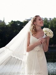 Высокие / Собранные, Локоны / Локоны на один бок, С аксессуарами / Цветами / Фатой от Свадебный стилист Катерина Грищенко 1