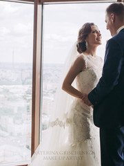 Высокие / Собранные, Пучок, С аксессуарами / Цветами / Фатой от Свадебный стилист Катерина Грищенко 1