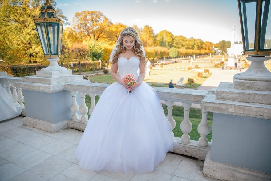 С аксессуарами / Цветами / Фатой, Локоны / Локоны на один бок от Свадебный стилист-визажист Евгения Ващенко 2