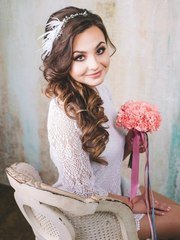 Локоны / Локоны на один бок, С аксессуарами / Цветами / Фатой от Свадебный стилист-визажист Евгения Ващенко 1