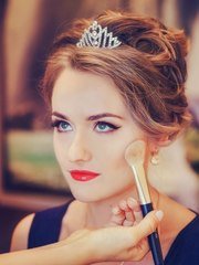 Высокие / Собранные, С аксессуарами / Цветами / Фатой от Свадебный стилист-визажист Евгения Ващенко 1